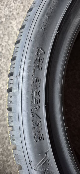 2 anvelope iarna ca noi Goodyear  215/45/18,dot 2020.Pret/bucata.