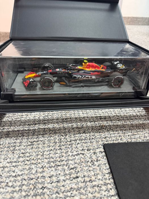 Macheta 1:18 Oracle Red Bull Racing RB19