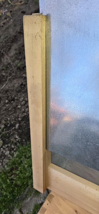 Vand cutii  albine si caturi , pe 12 rame .vand si câțiva stupi second-hand,  roinite si  o centrifuga pe 3 rame