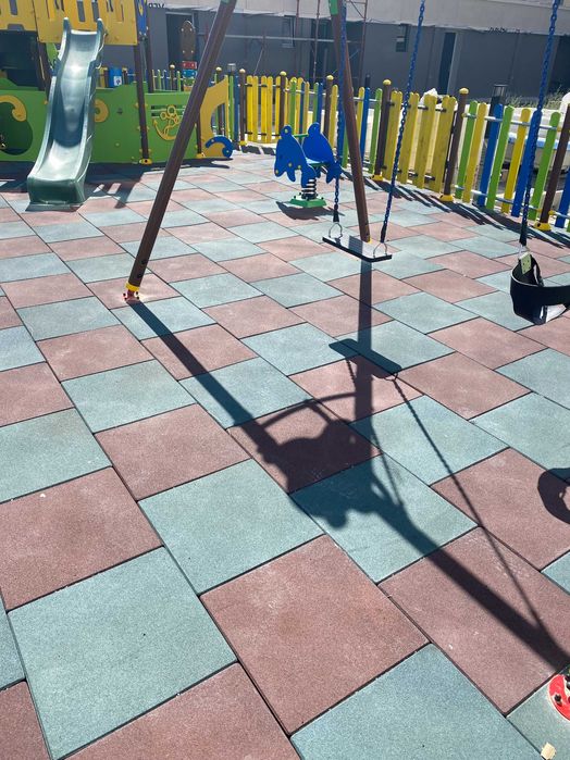 Каучукови плочи Каучукови настилки за детски площадки и фитнес зали