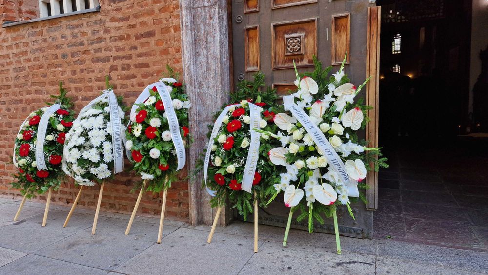 Доставка на Траурни венци в София - Венец за погребение цена...