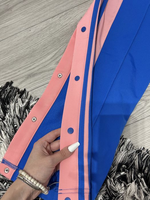 Vand pantaloni adidas noi cu eticheta