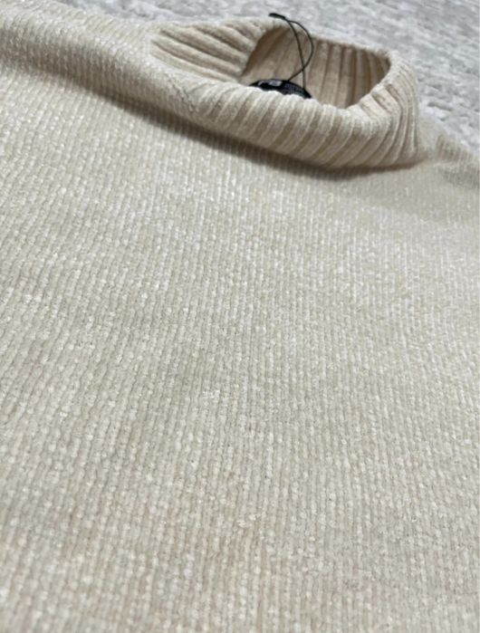 Pulover bej cu guler