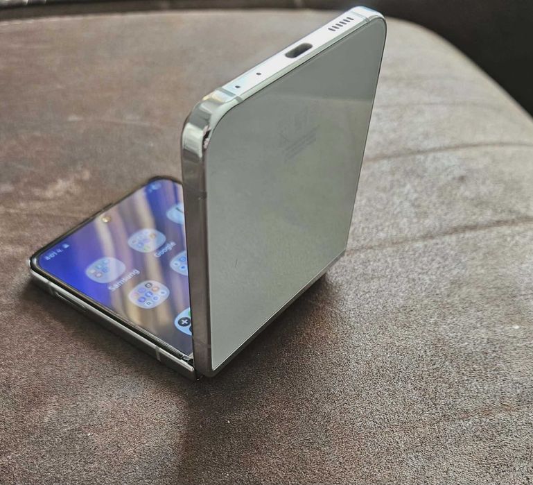 Samsung Galaxy Z Flip 5 5G – 256GB | Много запазен