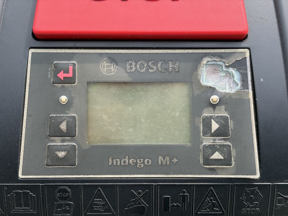 Robot gazon Bosch M+ 700 statie defecta