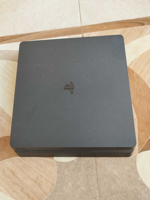 PlayStation 4 slim с 10 игри