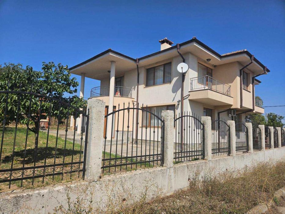 Чудесна двуетажна къща в село Баня