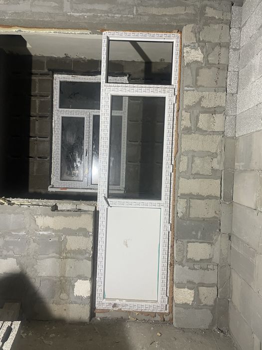 Продам пластиковую дверь