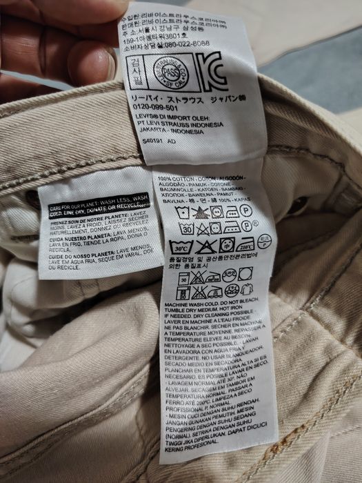 Фирменные дженсы Levi's.