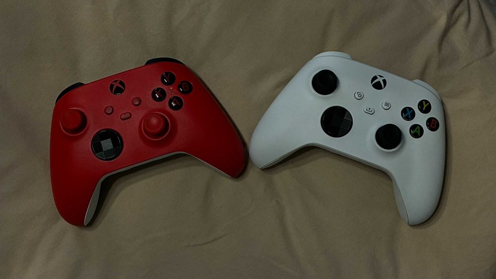 Controller Xbox Wireless Series X/S, roșu sau alb, baterii incluse