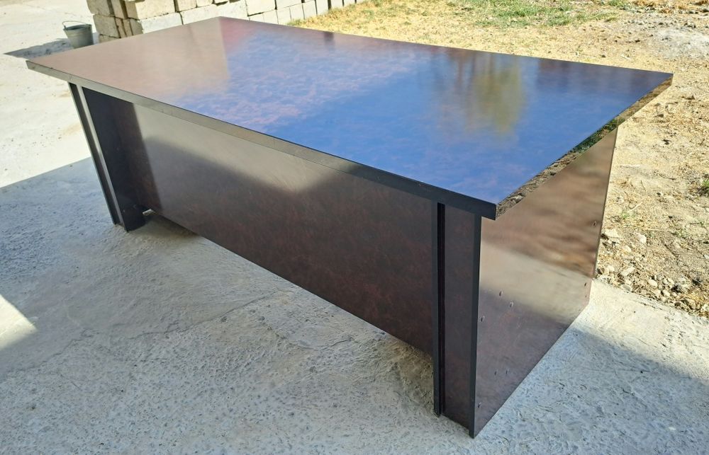 Стол сотилади янги.