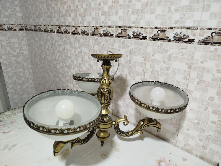 Люстра сотилади 250 тысяч