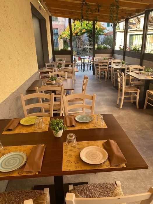 Mese și scaune din lemn masiv - Perfecte pentru restaurante, pub-uri!