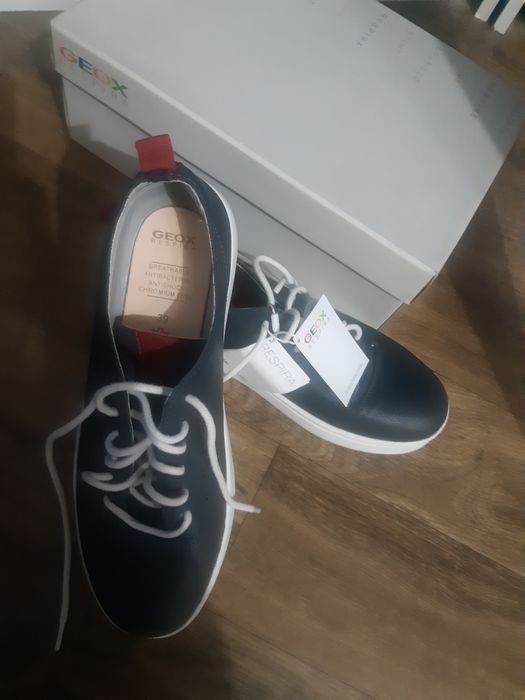Продам новые  кроссовки Geox