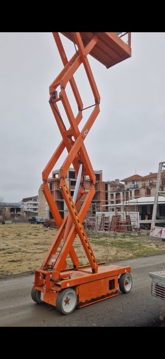 Ножична платформа под наем