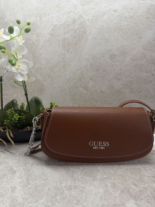 Дамска чанта на Guess