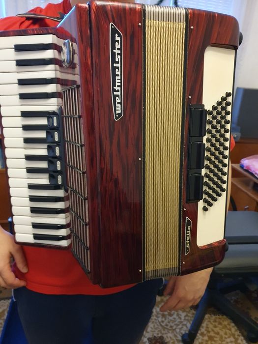 Продавам акордеон Weltmeister 60 баса