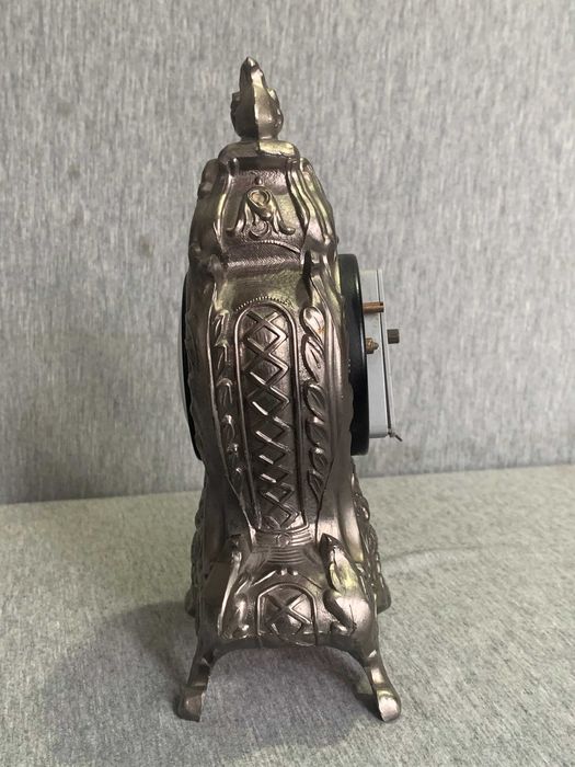 стар настолен часовник