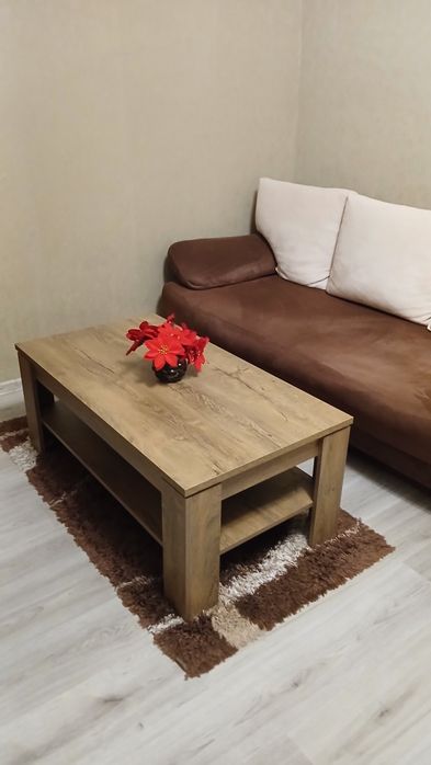 Продавам диван триместен и холна маса