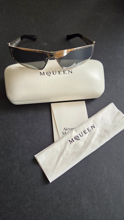 Оригинални слънчеви очила Alexander McQueen
Намирам