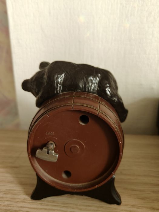 Часы "Медведь на бочке"