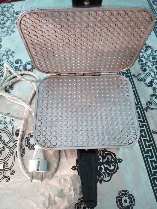 Вафельница.В отличном состоянии.