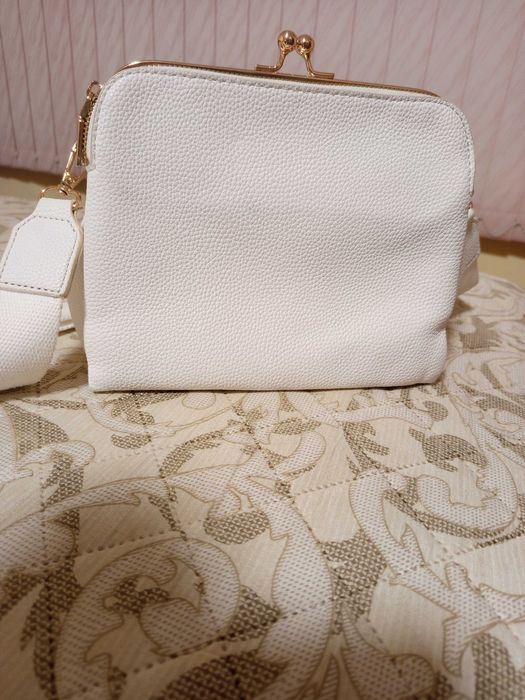Дамска бяла чанта.