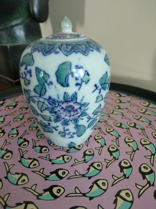 Керамичен съд от Япония с дизайн на цветя