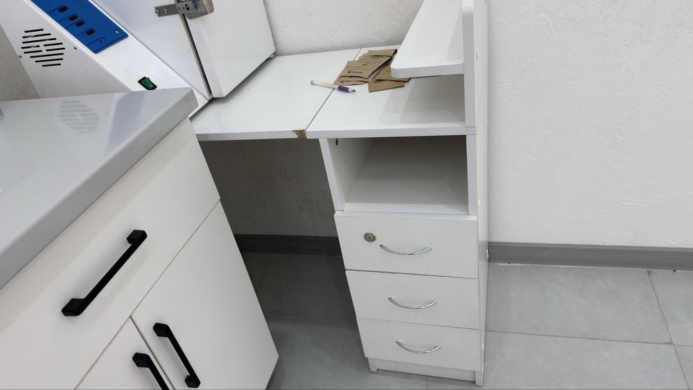 Маникюрный стол с задвижками