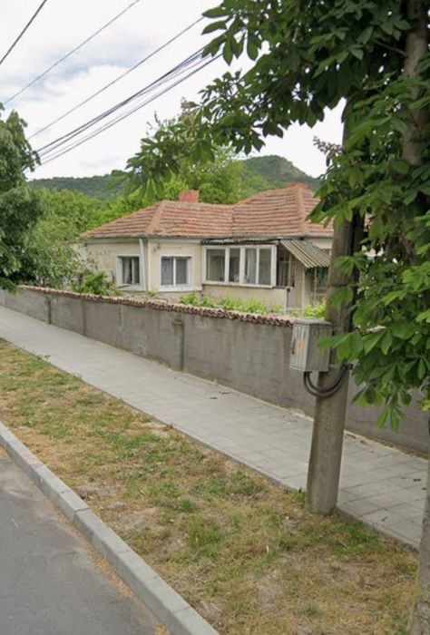 Продава къща дворно място  гараж Гр.Девня кв.Повеляново