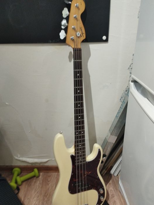 Продам Squier p bass