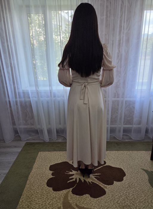 Нежное бежевое платье