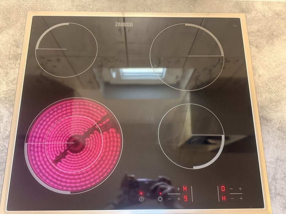 Plita electrica vitroceramica Zanussi ZEV6341XBA noua in cutie
