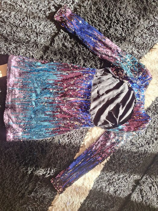 Рокля с гол гръб