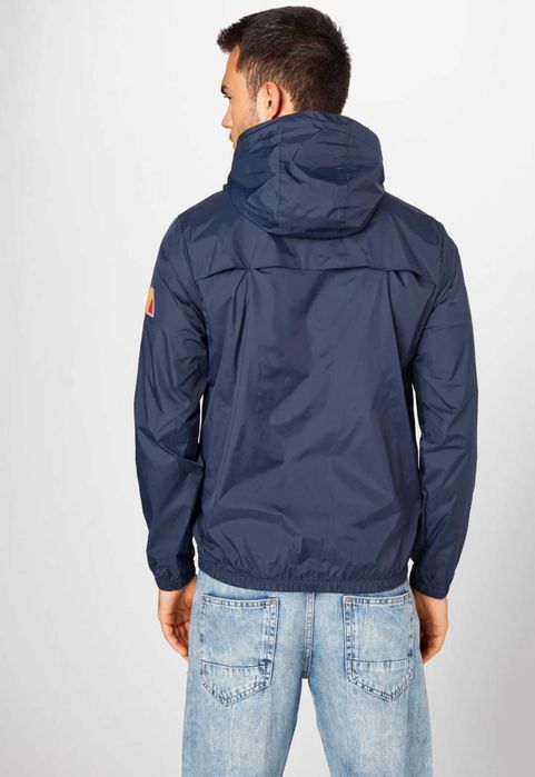 Синя ветровка на ellesse в страхотно състояние