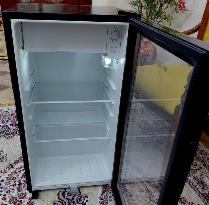 Продам холодильник Витриный офис