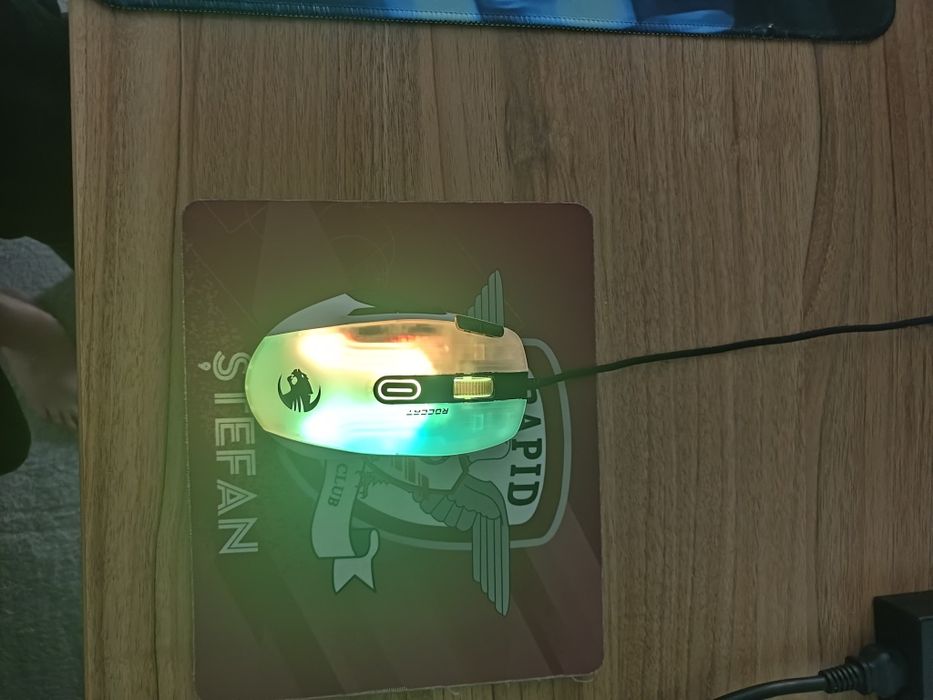 Vând set de mouse și tastatură mecanică Roccat