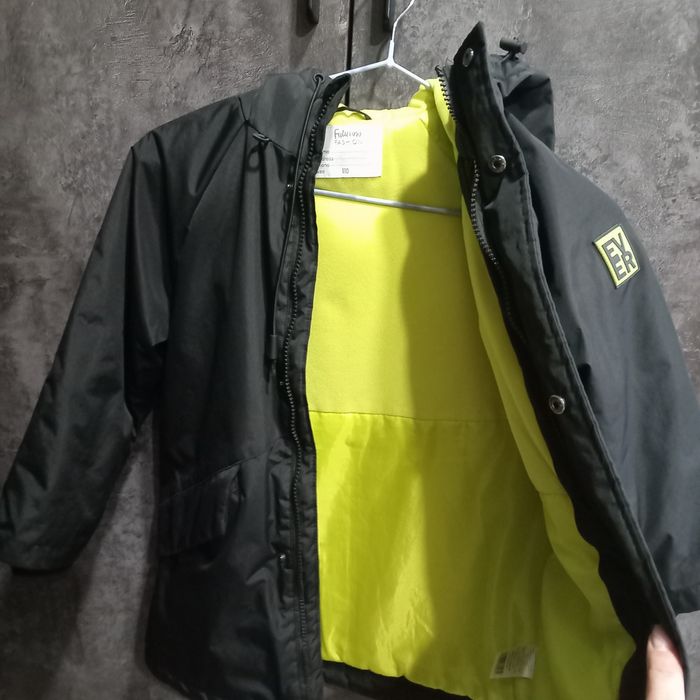 Продам детскую куртку на осень