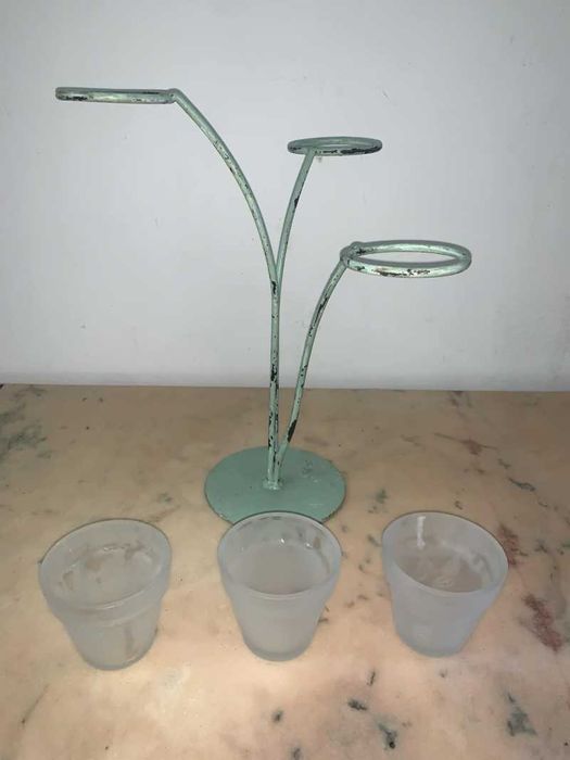Suport de trei lumanari din fier si pahare de sticla decor