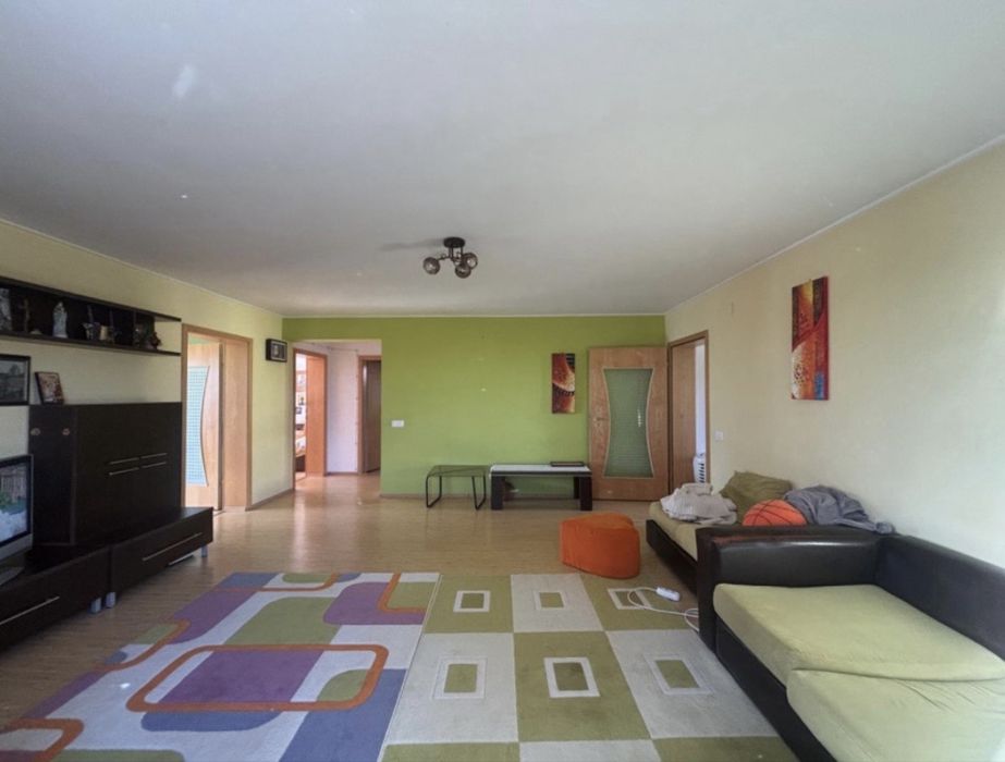 APARTAMENT  în vilǎ cu trei apartamente, garaj şi curte comunǎ