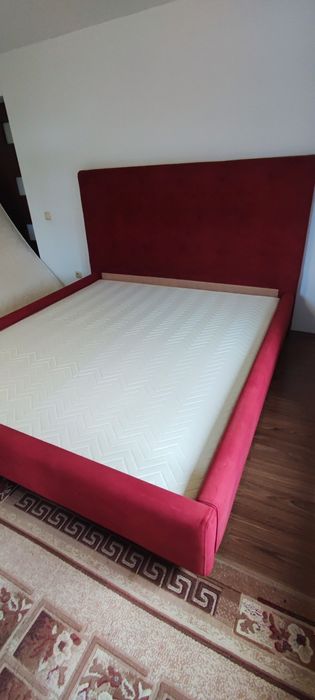 Pat matrimonial tapițat cu somiere din lemn masiv