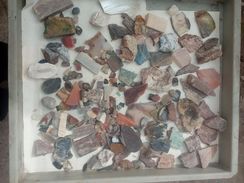 Камни ювелирные  и книги о камнях.