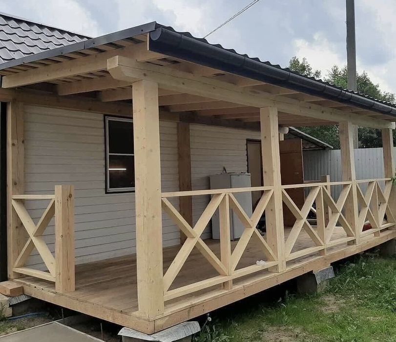 Vând o structură din lemn cu terasă