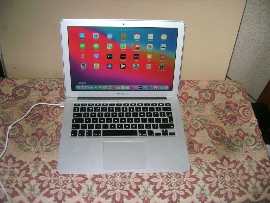 Лаптоп MacBook Air A1466 - i5, 4 GB RAM,128 GB SSD, 4 часа батерия, 2014 г