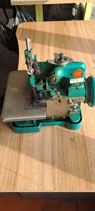 Продаю оверлок 3х нитки