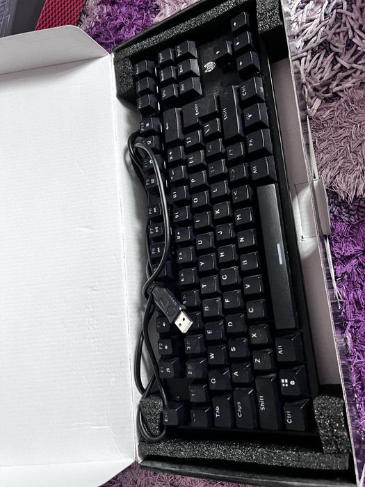 Vand tastatura de gaming mecanica