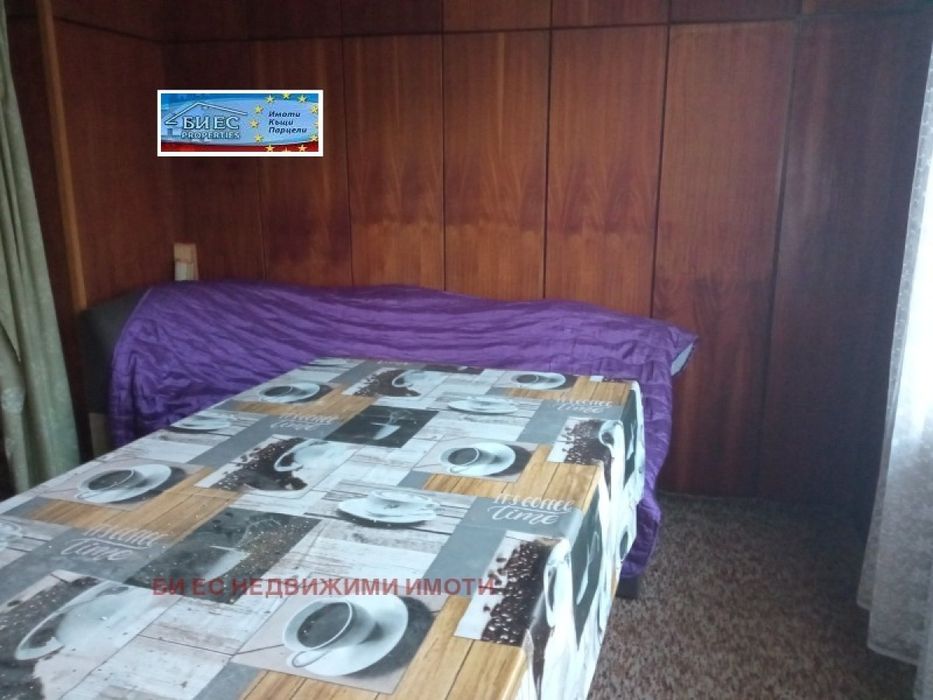 Къща в с. Ямна с голям двор