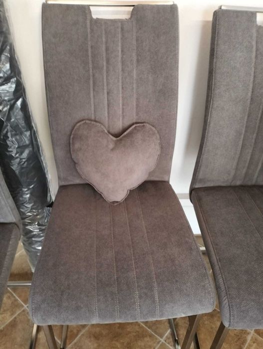 Execut retapitare de paturi, canapele si fotolii.