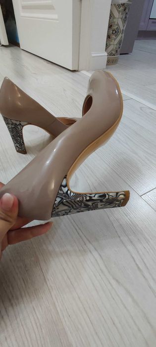 Продам туфли лакированные