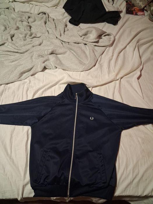 Продавам този  FredPerry navy blue zip-up track jacket